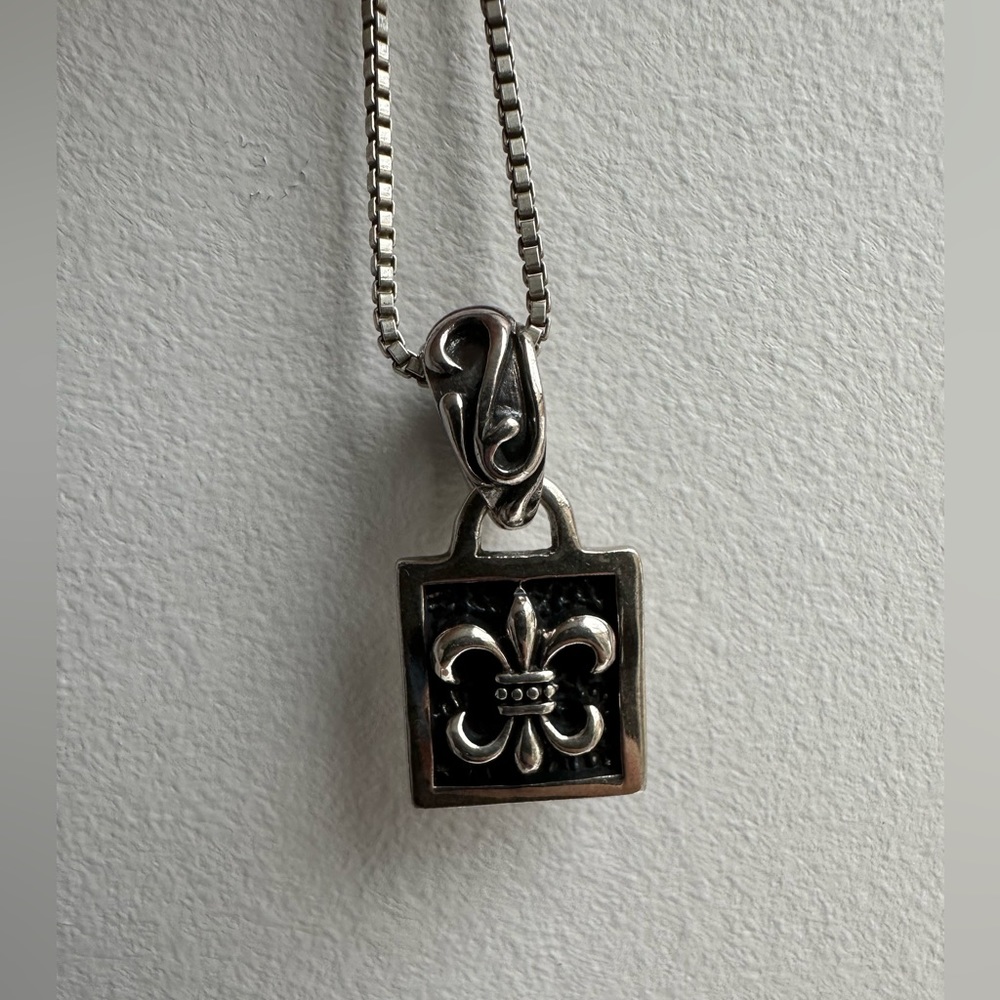 MSCO silver necklace square fleur-de-lis pendant
